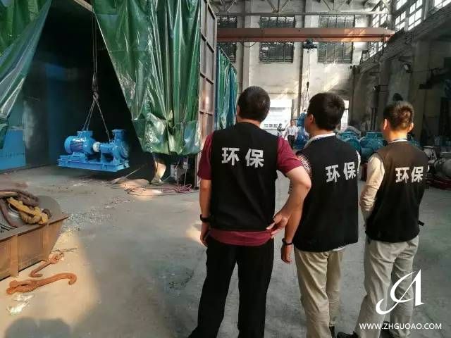 環(huán)保工作人員督查企業(yè)落實(shí)各項污染防治措施